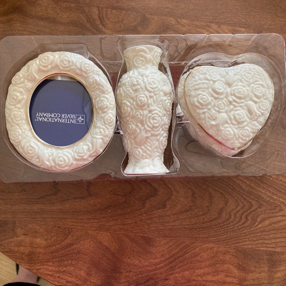 NWT  International Silver 3 pc Vanity Set Ivory White Porcelain - Picture 3 of 3